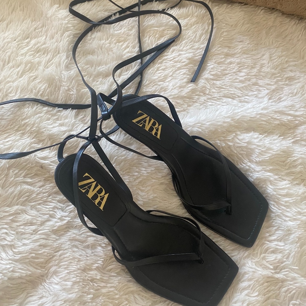 Zara Sandals 🖤 10% off on all bundles for the next hour!!!